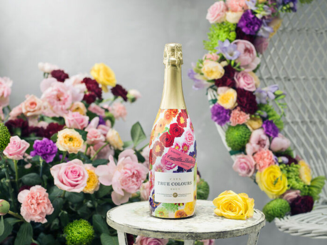 Camilla Thulin satsade på blommor istället för släta ränder. Camilla Thulins egendesignade flaska till True Colours Cava.