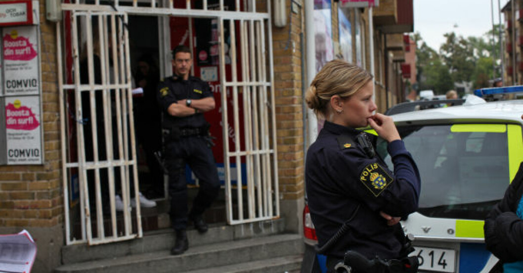 Det krävs en del träning för att kunna tackla rollen som polis med rätt autencititet.