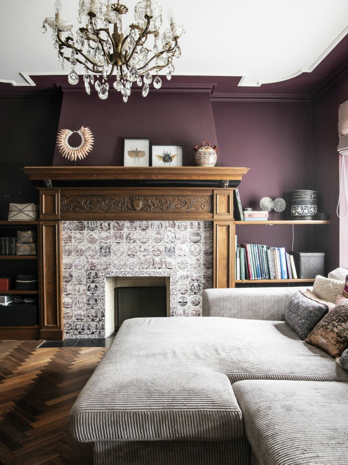 Det ombonade tv-rummet har kvar sin öppna spis i original. Färg på väggen, Brinjal från Farrow & Ball. Soffa, Homestock. Tv-rum.
