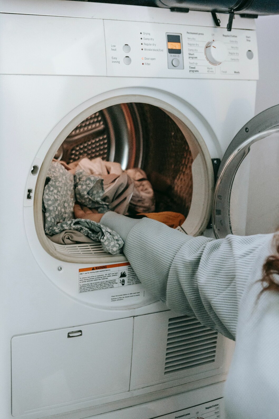 Tänk på att tvätta kläderna med liknande färger – och material. Och när det går: tvätta på en låg temperatur. Det är bra både för kläderna och för miljön.