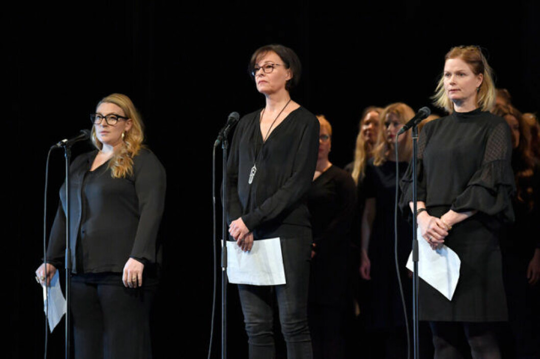 Sarah Dawn Finer, Kajsa Ernst och Karin Bjurström under manifestation<br>#TystnadTagning på Södra teatern i Stockholm hösten 2017. Foto: Karin Törnblom / IBL Kajsa Ernst i manifestationen tystnadtagning