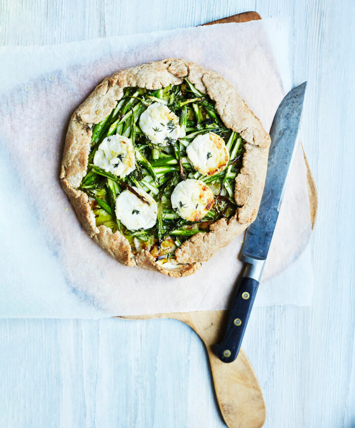 En galette är en rustik paj som bakas utan form. Det går givetvis att använda en vanlig pajform också. Galette med sparris och getost