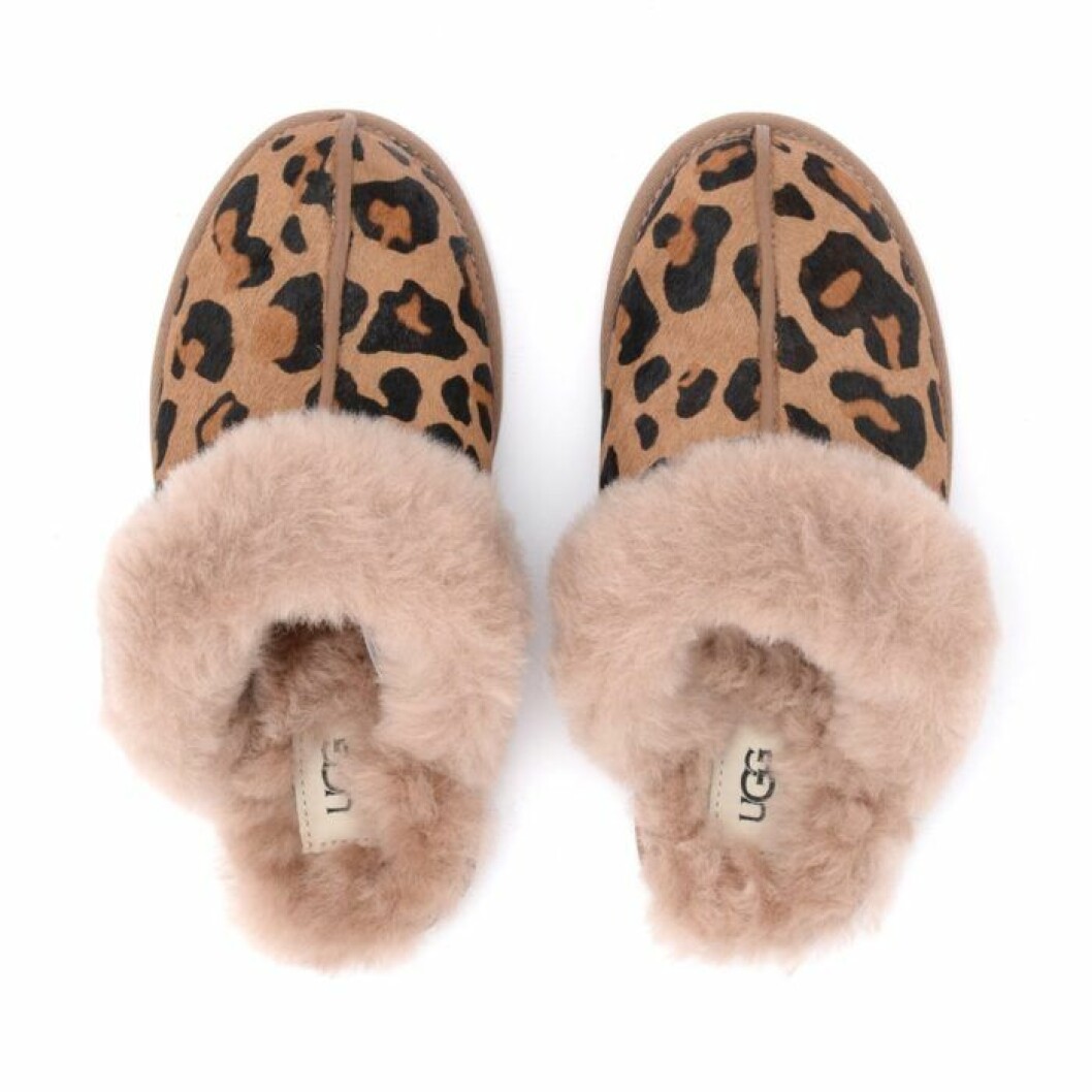 tofflor i leopardmönster från Ugg