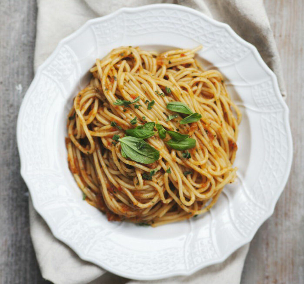 Pasta med ugnsrostad paprikasås kräver ett lite fylligare rödvin. kombinera vin och mat