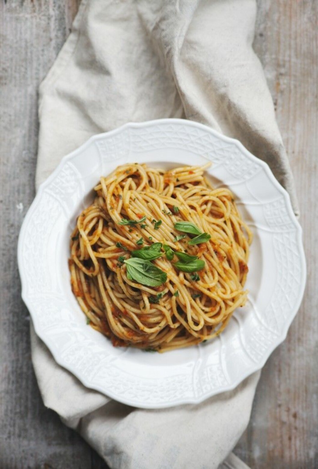 Spagetti med ugnsrostad paprikasås. Foto KAROLINE JÖNSSON. Spagetti med ugnsrostad paprikasås.