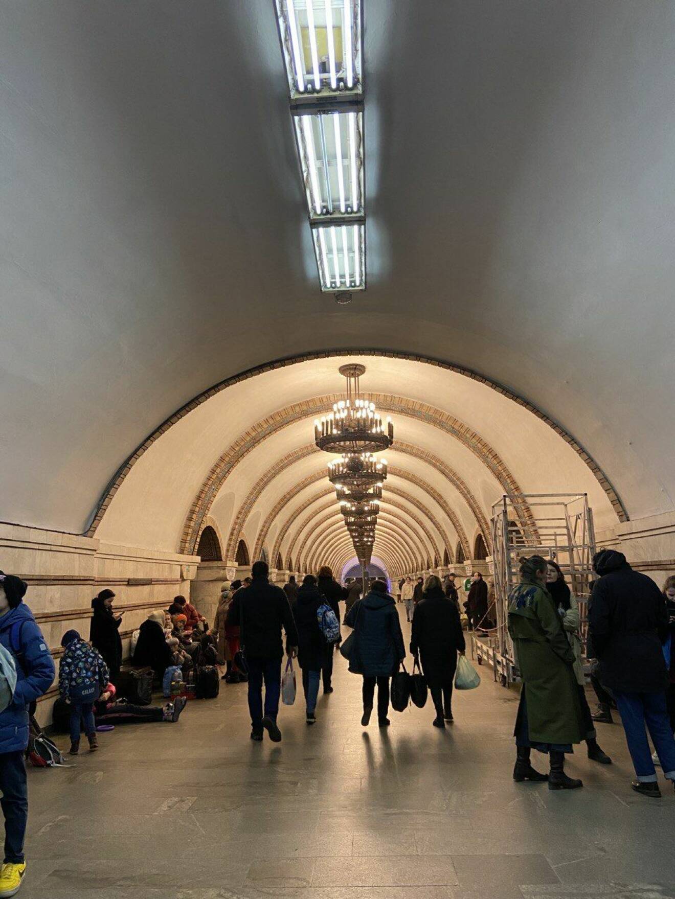 Personer flydde ner i tunnelbanan när kriget bröt ut.
