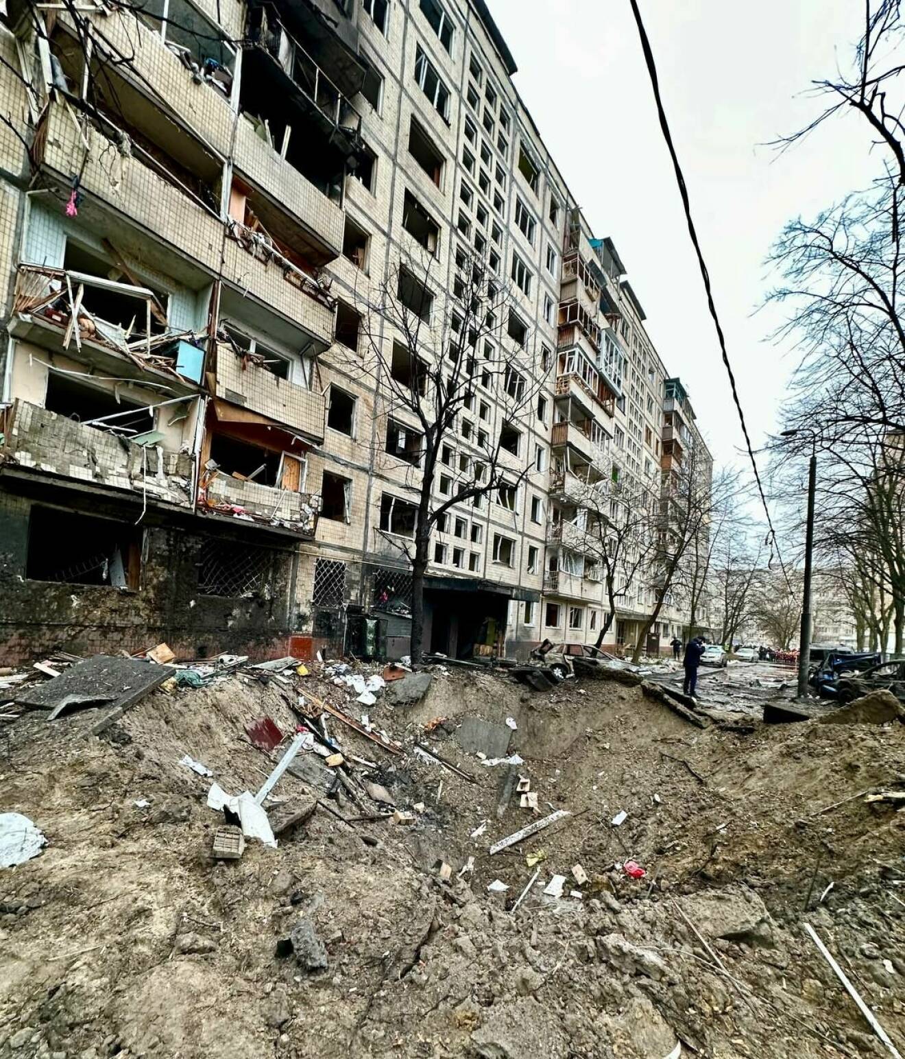 Skadade hus och bilar i Kiev, Ukraina.