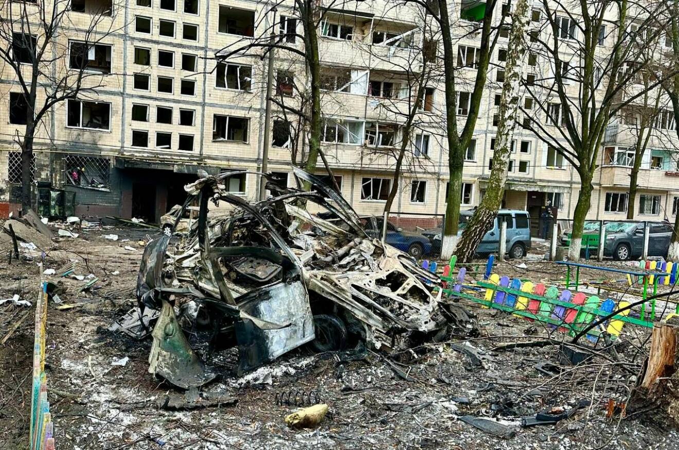 Skadade hus och bilar i Kiev, Ukraina.