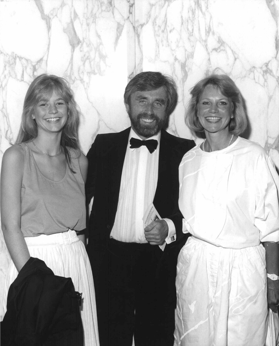 En ung Ulrika Jonsson med sin mamma och sin styvpappa.