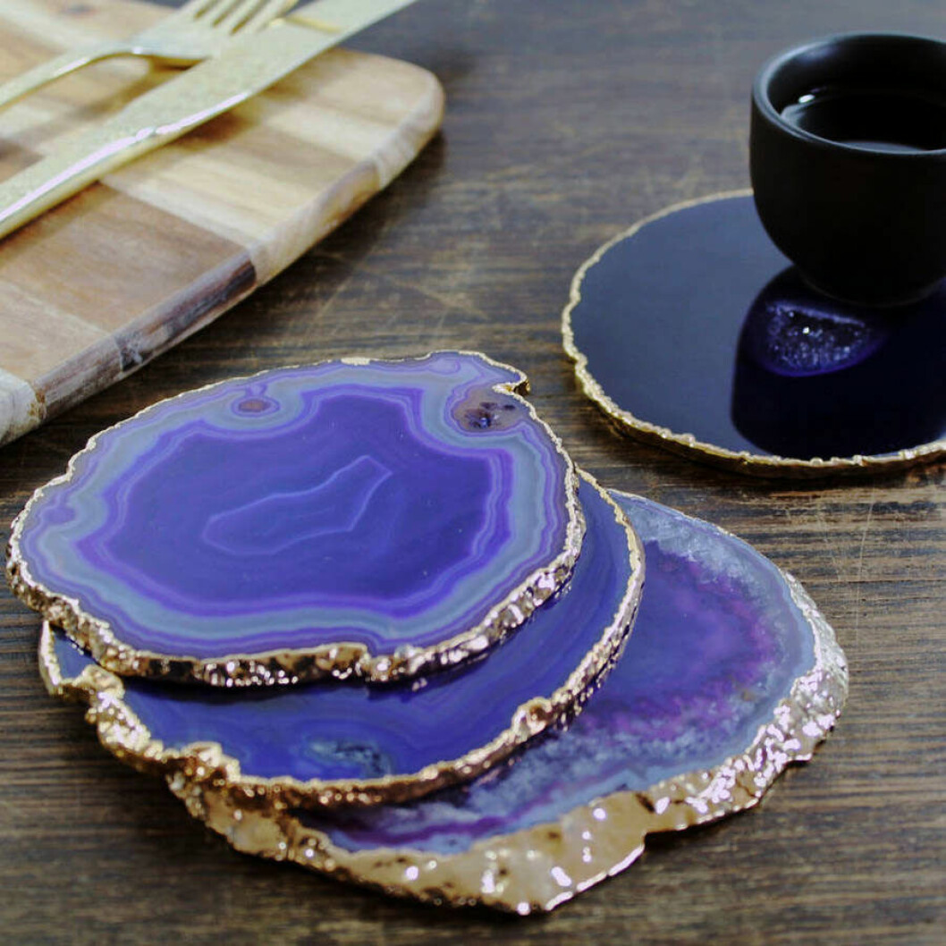 Foto via: <a href="https://www.notonthehighstreet.com/lustre/product/purple-gold-plated-agate-coasters" target="_blank" rel="noopener">Not on the high street</a>