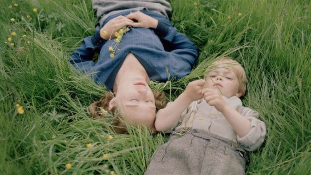 Alba August som Astrid och Marius Damslev som en 3-årig Lasse i filmen ”Unga Astrid”. Bild: Erik Molberg Hansen Alba August som Astrid och Marius Damslev som en 3-årig Lasse i filmen