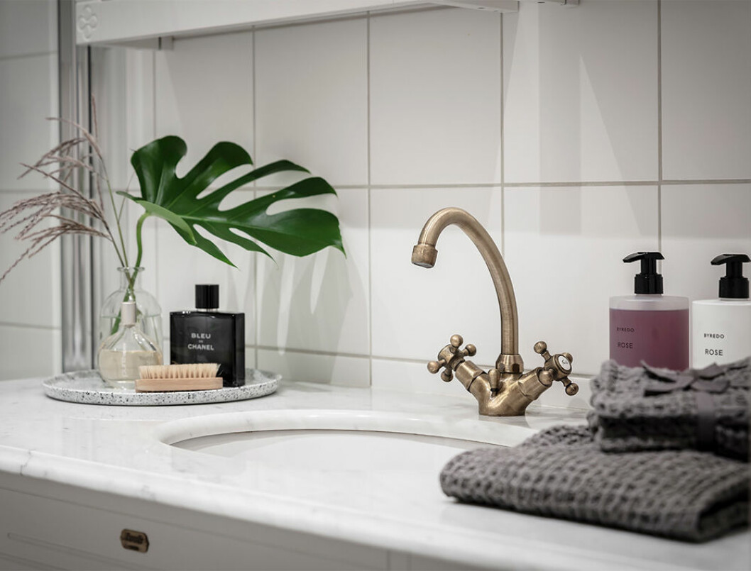 En ny blandare kan förändra hela tvättstället. Foto: Anders Bergstedt Styling: Livindeco för Entrance mäkleri/mäklare: Jessica Fridstedt Blandare i badrum i antikmässing