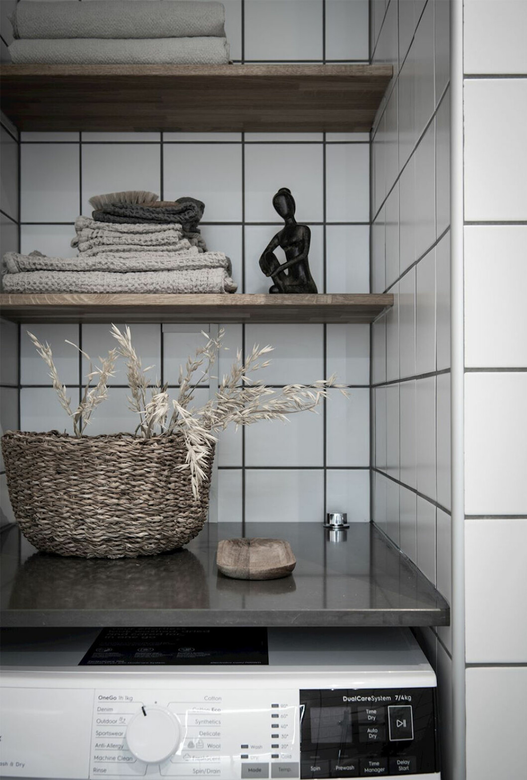 Naturmaterial och texturer ger badrummet en lyxig känsla. Foto: Maria Sahlander Styling: Nouvel Interiör för <a href="https://www.instagram.com/bjurfors_goteborg/?hl=sv" target="_blank" rel="noopener">Bjurfors</a>/mäklare: Jonas Rutberg Naturmaterial i badrummet