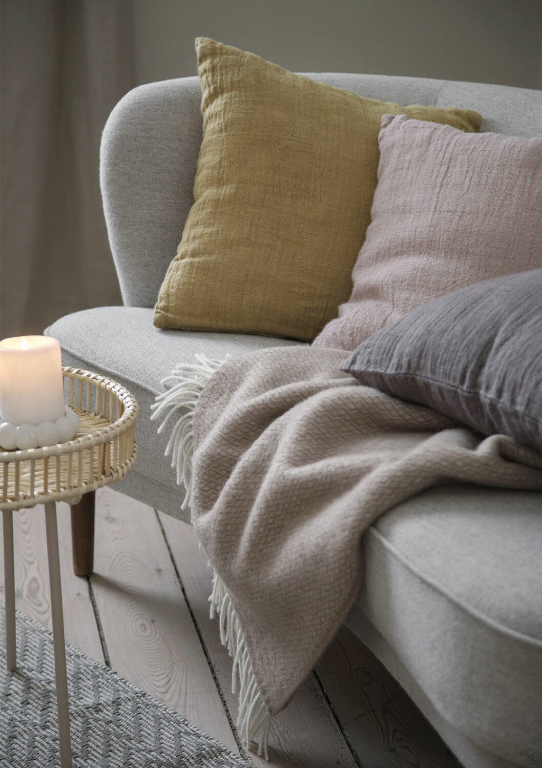 Ljusa nyanser av rosa och gult ger hemmet en klassisk våruppdatering. Foto: Sostrene Grene Pastellrosa och gula textilier i vår