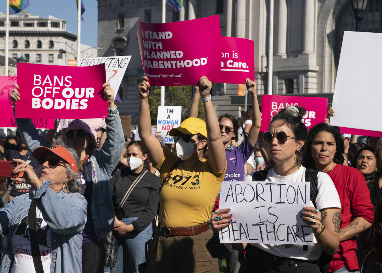 Kvinnor i USA protesterar mot att domen Roe mot Wade rivs upp och rätten till fri abort inskränks.