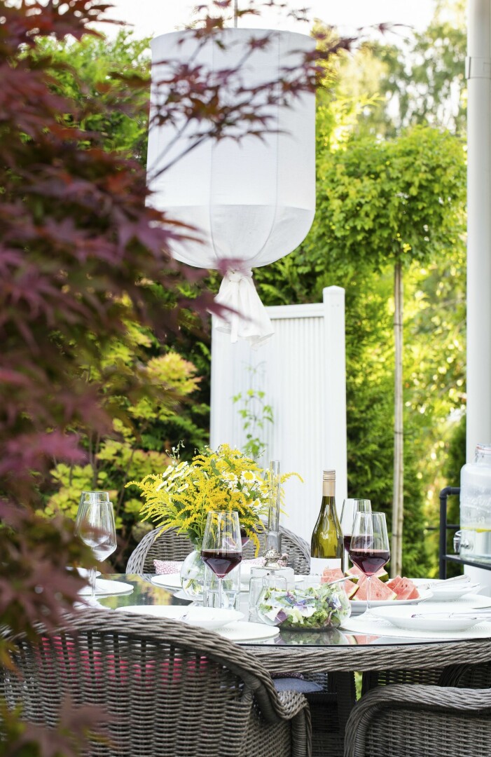 På uteplatsen finns plats att duka långbord, men vanligtvis ryms man runt det runda bordet. Känslan av intimitet och rumslighet förstärks av en utomhusbelysning som liknar den inomhus. Uteplats för att käka mysa middagar.