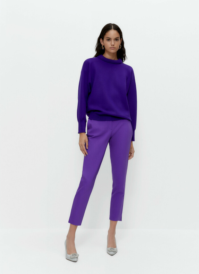Uterqüe stylar olika lila nyanser tillsammans. Lila tröja och byxa från Uterque