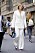 streetstyle kvinna i vit kostym med utsvängda byxor