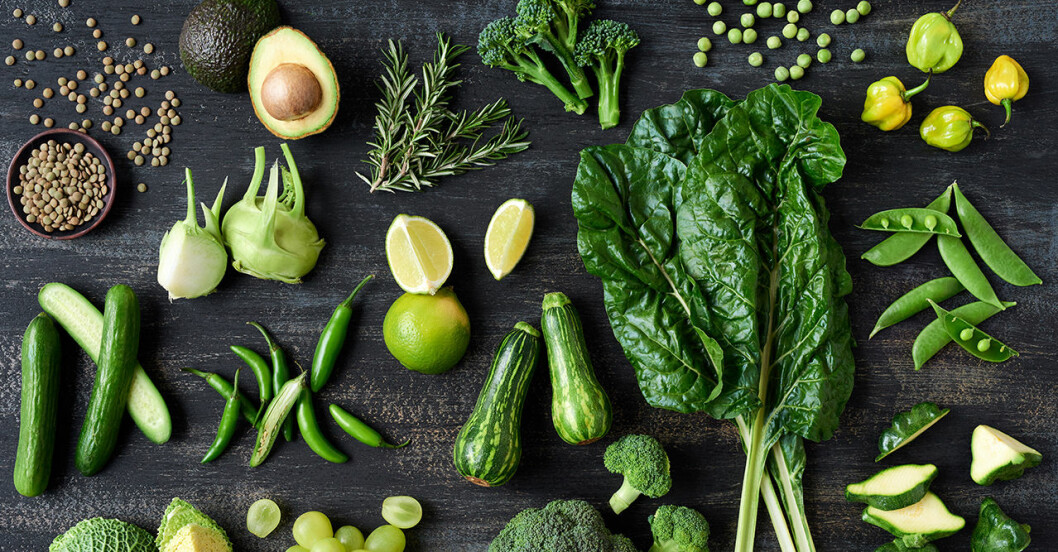 Gröna grönsaker på ett bord