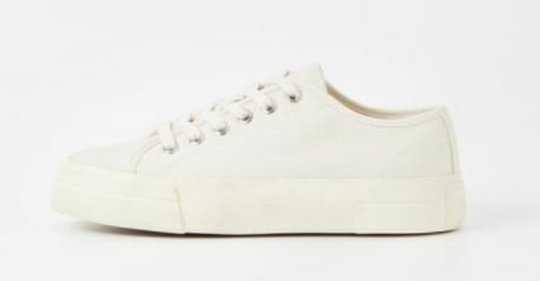 Sneakers, Vagabond. Sneakers i off-white tyg. Bred sula och snörning. Sneakers från Vagabond.
