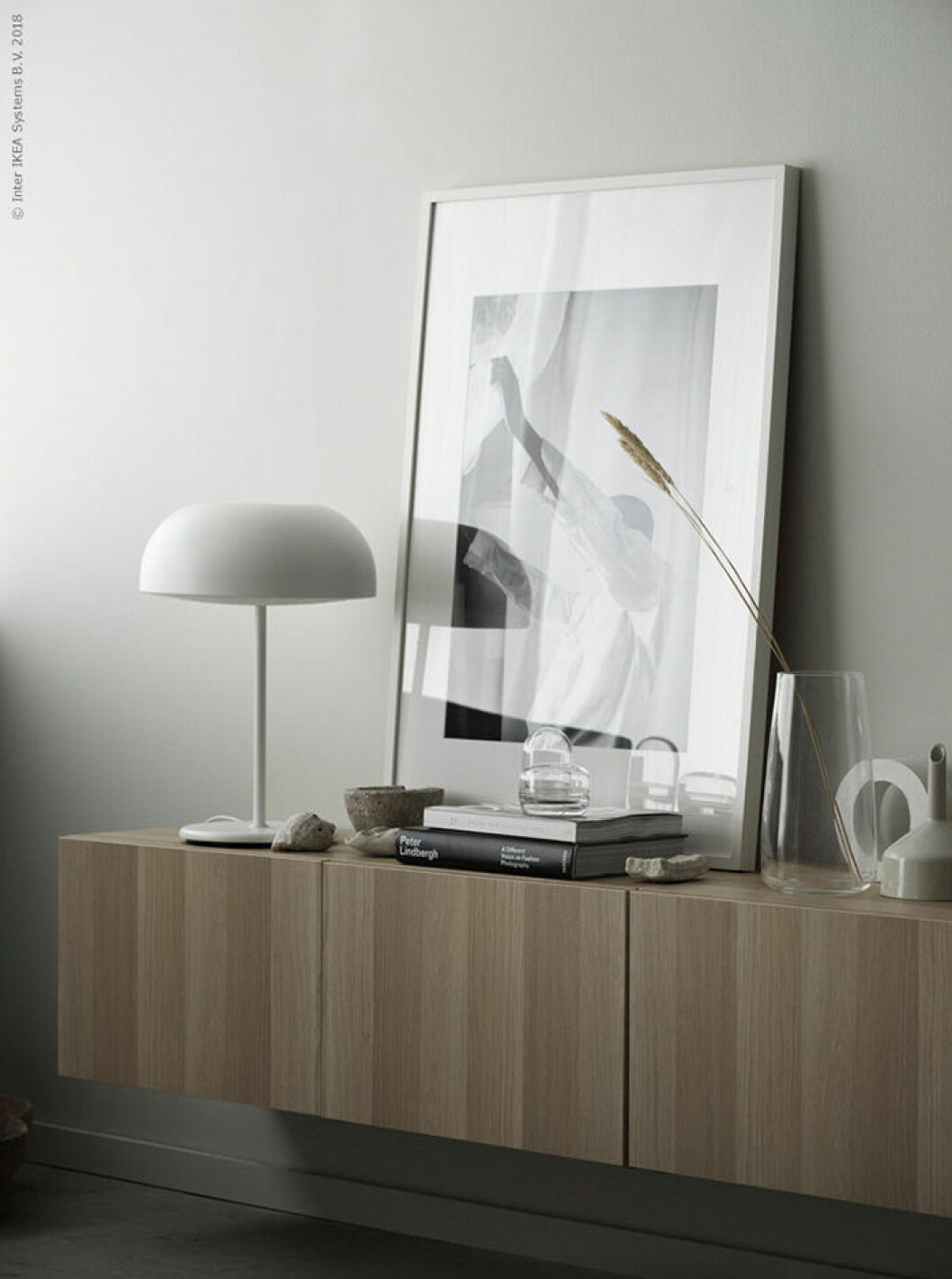 Vägghängd förvaring gör dammsugningen smidigare. | Foto: Ragnar Òmarsson Styling: Anna Lenskog Belfrage för <a href="http://livethemma.ikea.se/besta-x-2/" target="_blank" rel="noopener">Ikea Livet Hemma</a> Vägghängd förvaring gör dammsugningen smidigare – här Bestå från Ikea
