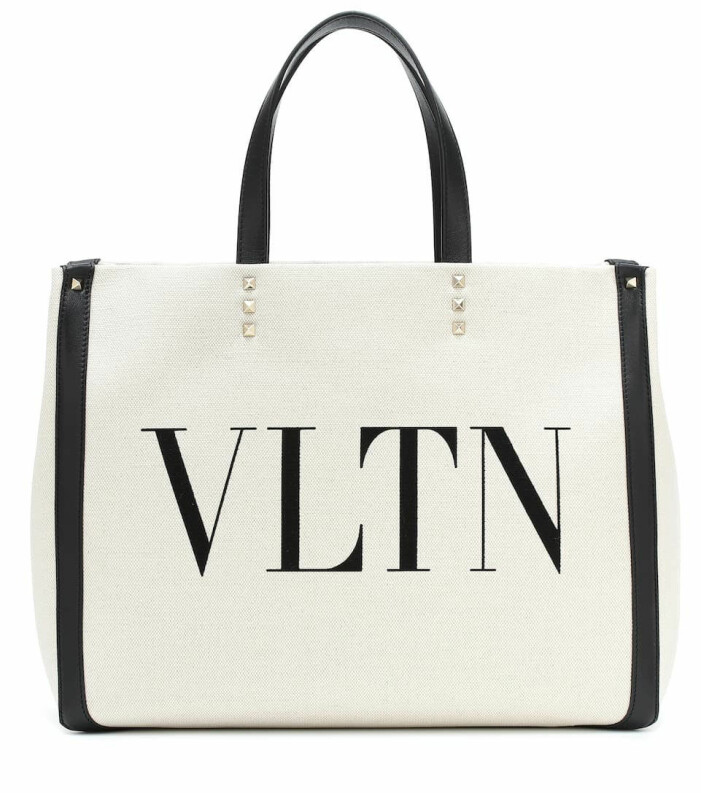 Väska i linne/läder, 8900 kr, Valentino Garavani/mytheresa.com. Den finns <a target="_blank" rel="nofollow" href="https://apprl.com/al/6Ygh/">här</a>. Valentino Garavani väska i linne och läder