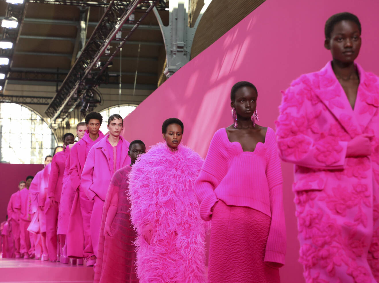 Valentino lanserade färgen Valentino Pink som visades upp under höstens visning i Paris.