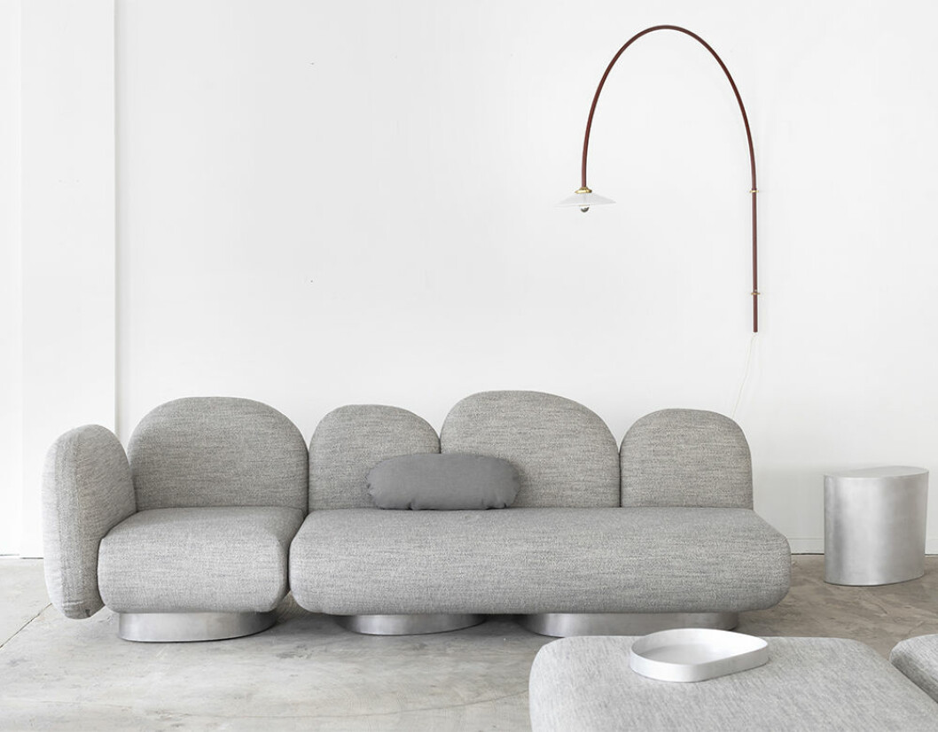 Den nya soffan Assemble har trendigt runda former. Foto: Valerie Objects soffan assemble av destroyers/builders för Valerie Objects