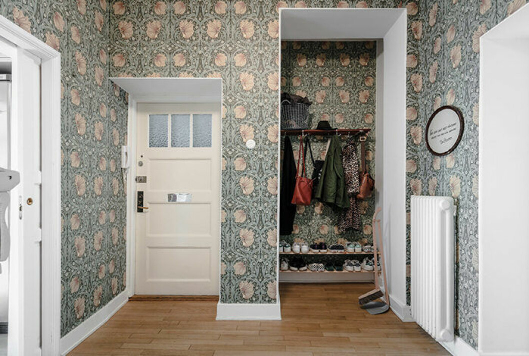 En sopskyffel nära till hands och några få, väl valda detaljer gör hallen betydligt enklare att städa. Foto: Anders Bergstedt för <a href="https://www.instagram.com/alvhem/?hl=sv" target="_blank" rel="noopener">Alvhem mäkleri</a> Gör ett intryck i hallen med tapet och gör hallen lätt att städa med en sopskyffel