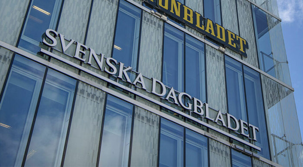 Svenska Dagbladets logga på redaktionshuset i Stockholm.