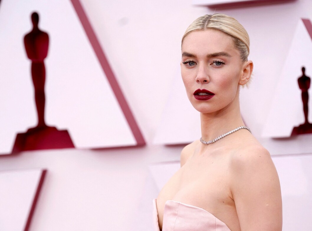 Vanessa Kirby i röda läppar och stam tofs