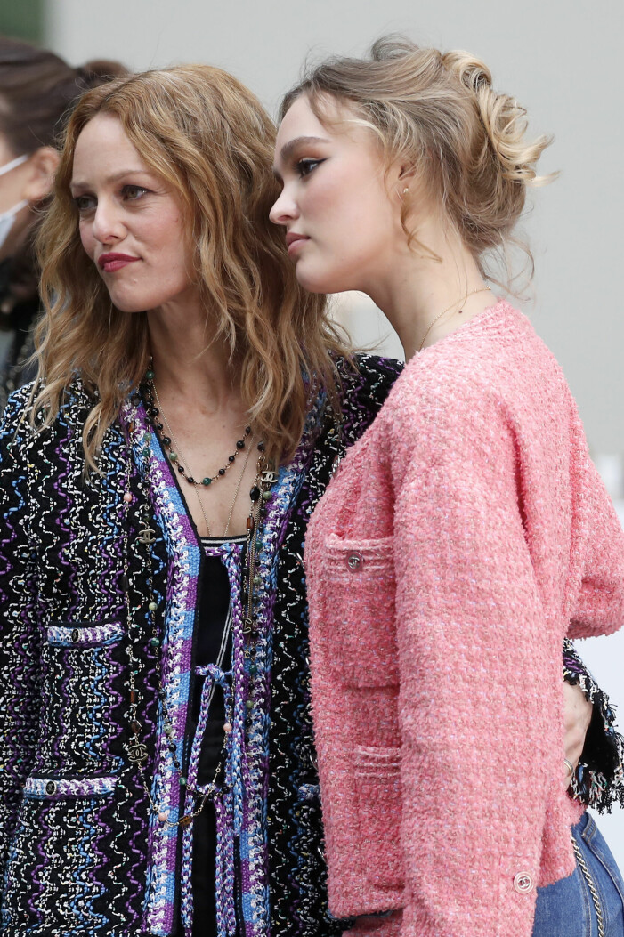 Vanessa Paradis och Lily-Rose Depp har en förkärlek till den chica franska klädstilen. Vanessa Paradis och Lily-Rose Depp matchar varandra i eleganta bouclé-kavajer.