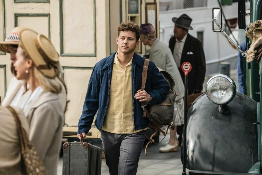 Charlie Gustafsson som Calle. kille går med resväskor