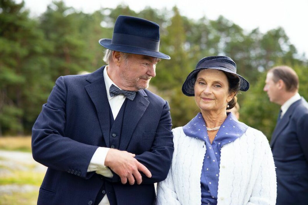 I specialsäsongen får vi veta mer om historien mellan Helga Löwander och köksmästare Backe. Helga Löwander och Stig Backe
