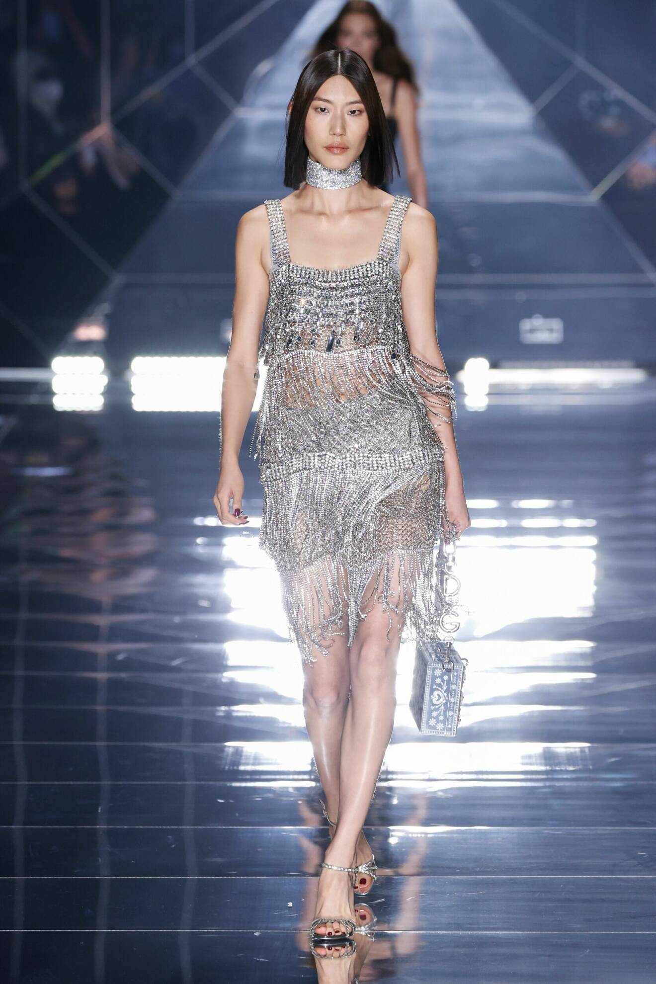 Silverglittrig miniklänning hos Dolce &amp; Gabbana 2022.
