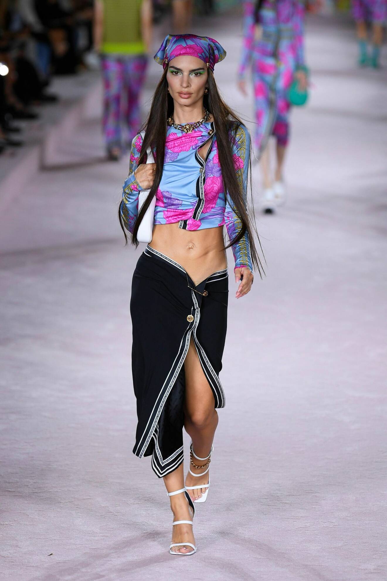 Versace visar magkorta toppar och lågt skurna kjolar i vår.