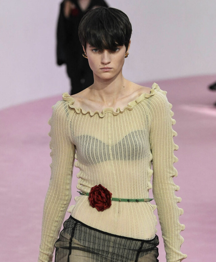 Acne Studios SS23. Trendig blomapplikation från Acne Studios vårkollektion.