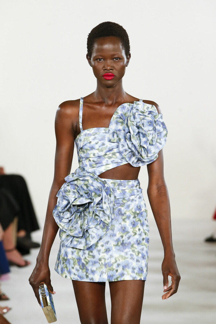 Carolina Herrera SS23. Vårens trendiga tygblommor på catwalken hos Carolina Herrera.