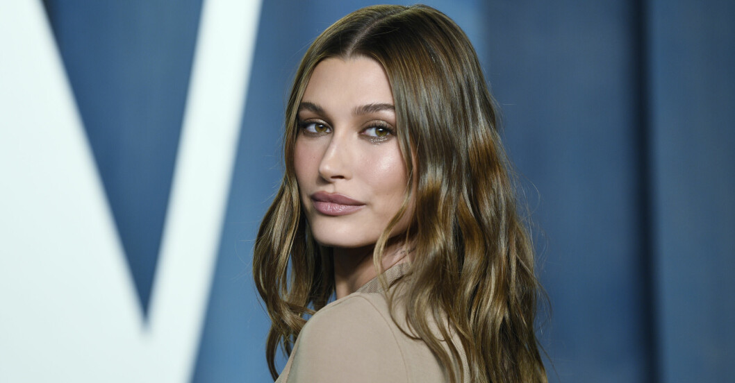Hailey Bieber bär en ny trend för våren 2023.