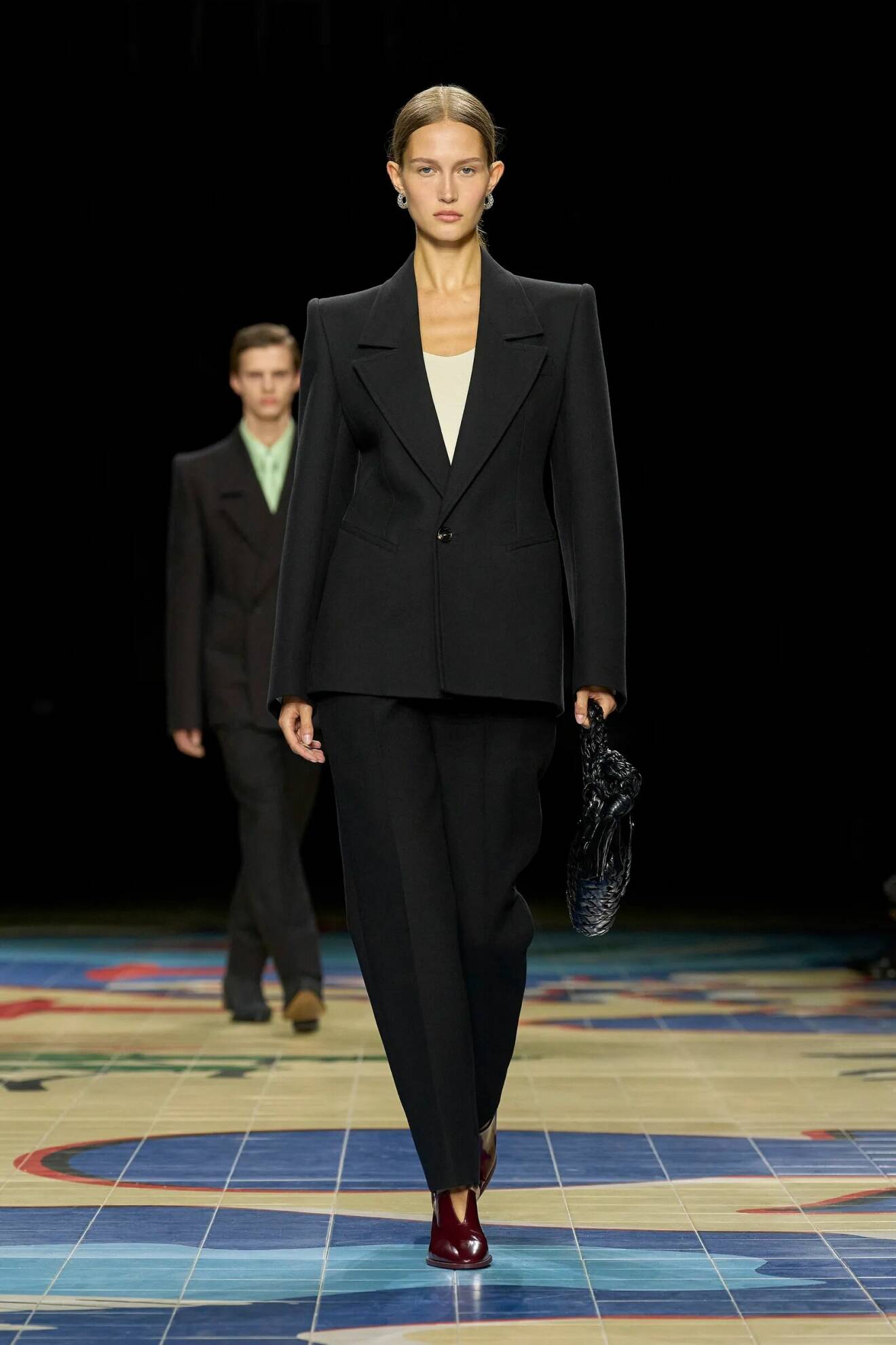 En av modetrenderna våren 2024 är avskalad minimalism, här hos Bottega Veneta.