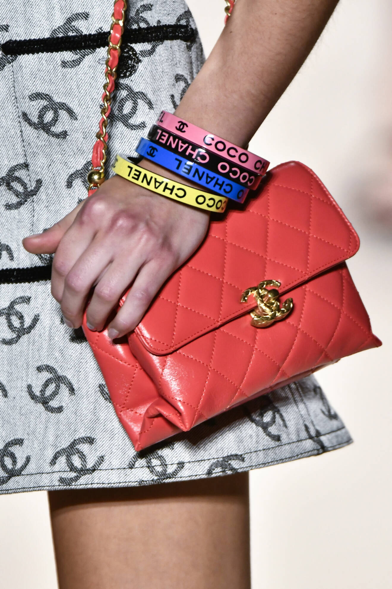 Färgstarka armband på Chanels visning.