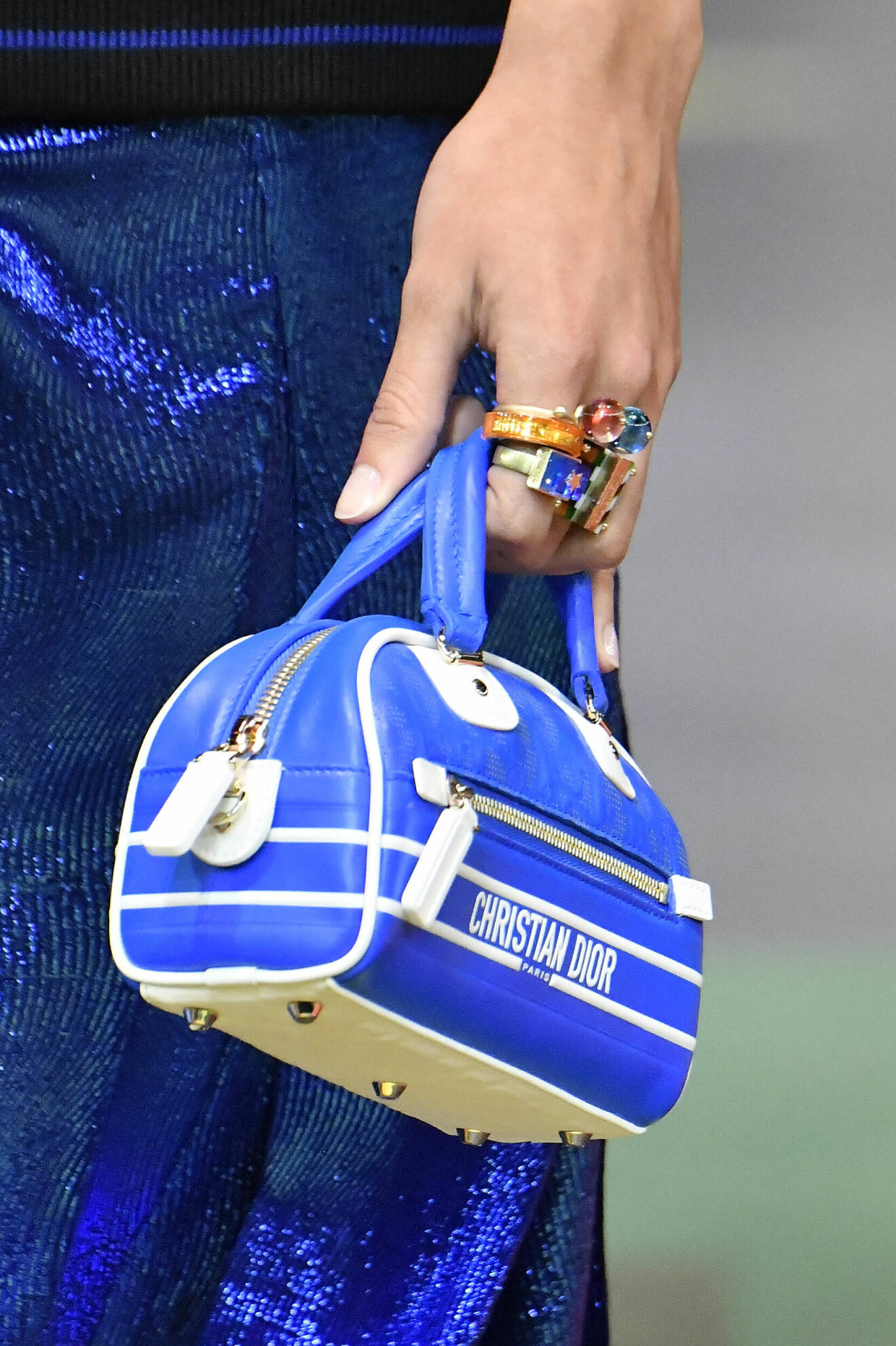 Trendigt färgglada ringar i plast på Christian Diors visning.