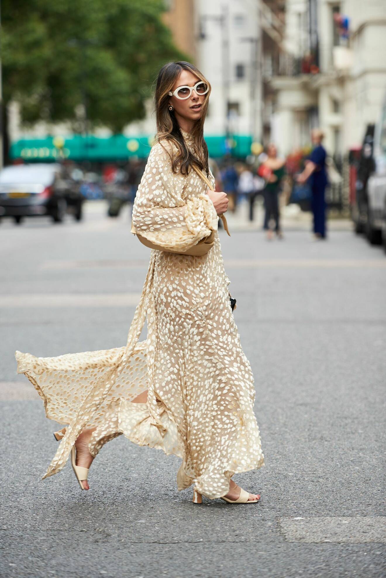 Gäst vid modeveckan i London bär trendigt vid klänning med ballongärmar.