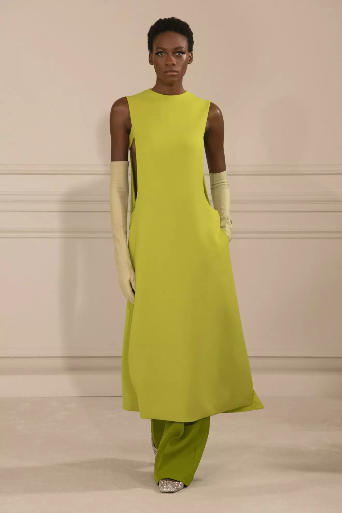 Klänning över byxa i Valentinos haute couture-kollektion.