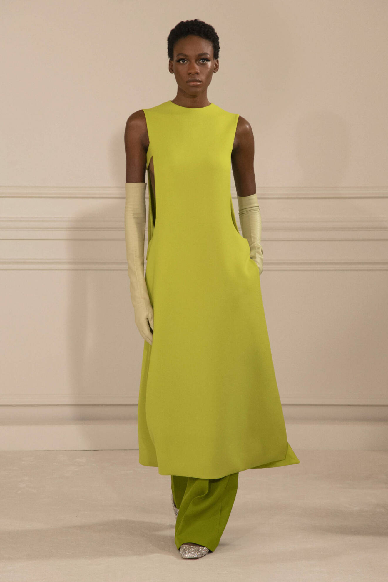 Klänning över byxa i Valentinos haute couture-kollektion.