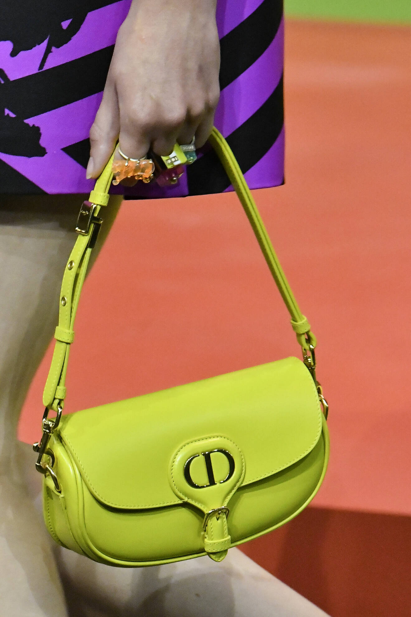 Färgstarka baguetteväskor hos Dior den kommande våren.