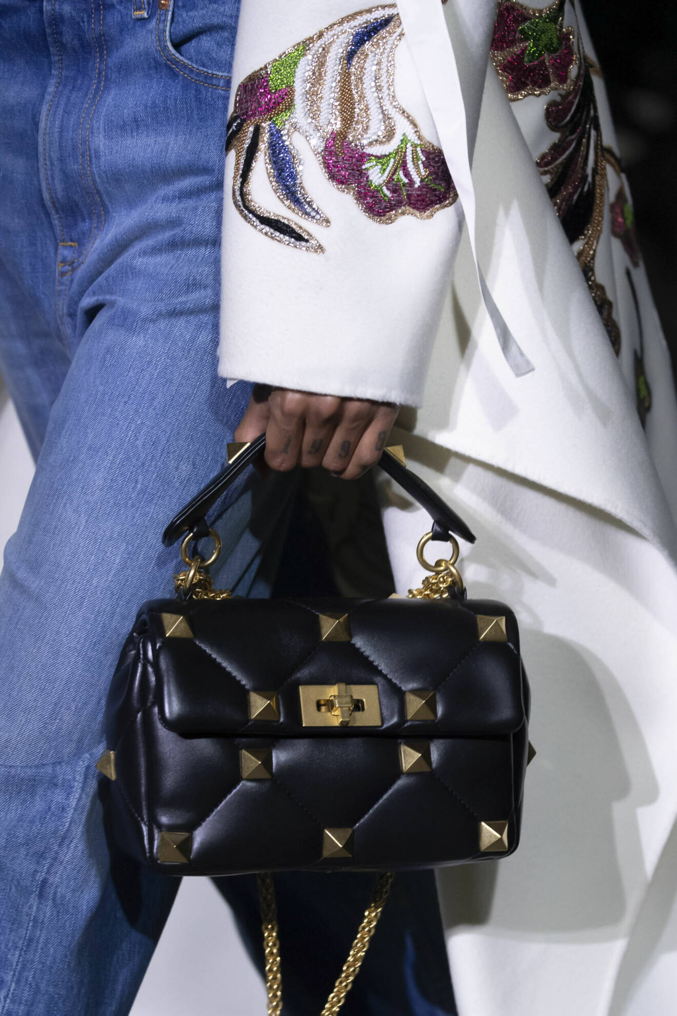Valentino visade den trendiga väskan med handtag som pryddes av nitar.