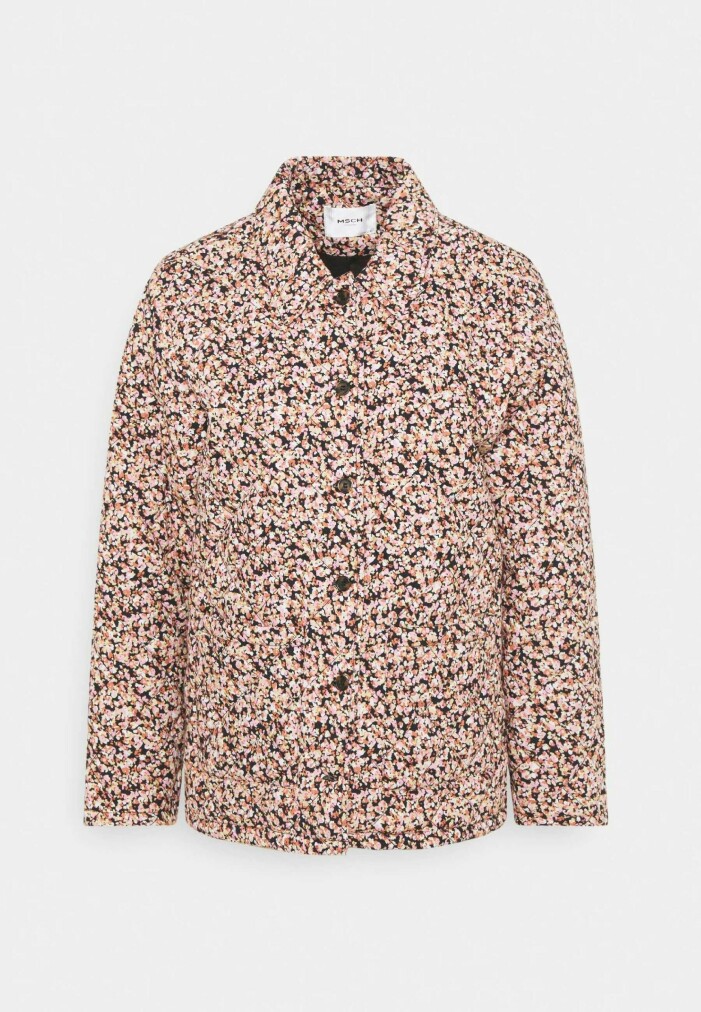 Jacka i bomull, XS–XL, 999 kr, Moss Copenhagen. <a target="_blank" rel="nofollow" href="https://clk.tradedoubler.com/click?p=320128&a=3025660&epi=FE-mod-ALSW-blommigajackor-mosscopenhagen-&url=https%3A%2F%2Fwww.booztlet.com%2Fse%2Fsv%2Fmoss-copenhagen%2Floretta-jacket-aop_28111716%2F213097947">Klicka på bilden för att komma direkt till jackan</a>. Vårjacka från Moss Copenhagen.