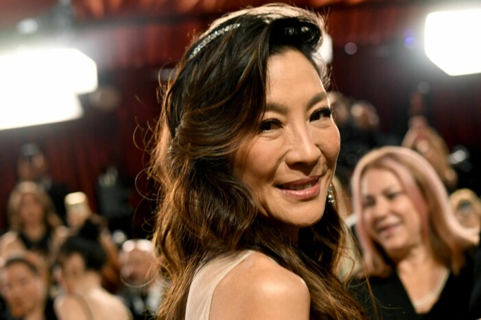 Skådespelerskan Michelle Yeoh, som vunnit en rad priser senast tiden, har lång glansigt och moget. Botox för håret