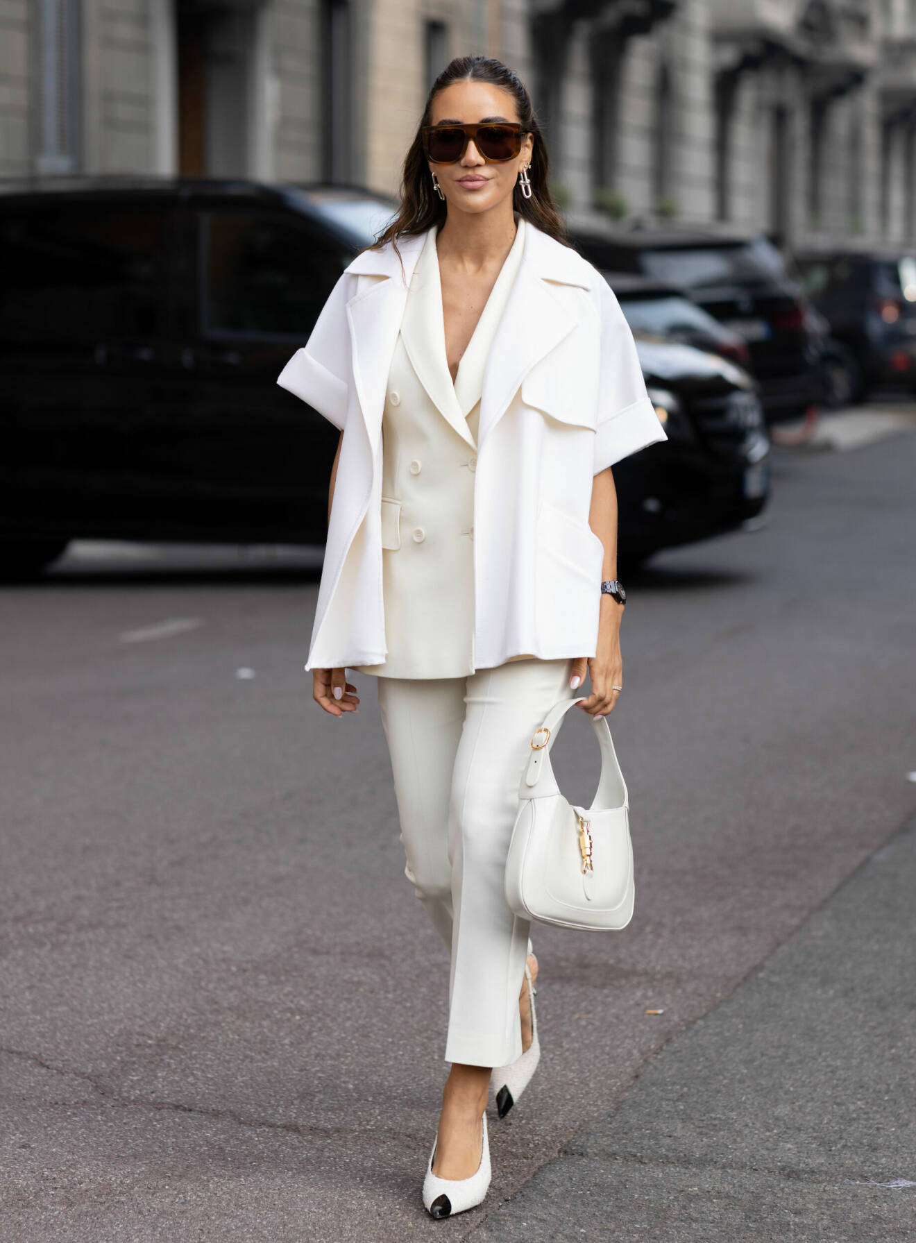 Tamara Kalinic bär lager på lager av vita plagg under modeveckan i Milano.